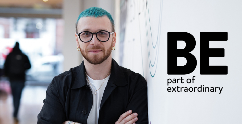 A person with blue hair and glassesAI-generated content may be incorrect.