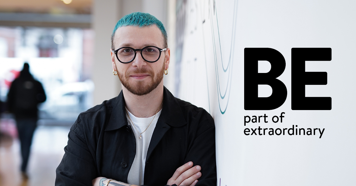 A person with blue hair and glassesDescription automatically generated